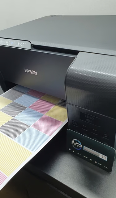 Impressora imprimindo página colorida