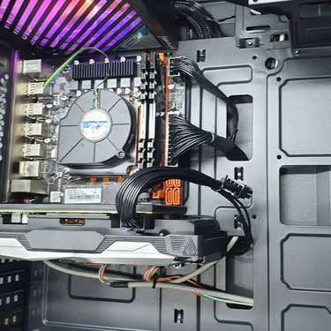 Interior de computador em manutenção